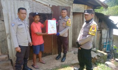 Kapospol-Lelak-dan-Bhabinkamtibmas-Salurkan-Bansos-Presiden-RI-dan-sampaikan-himbauan-Kamtibmas-di-Desa-Bangka-Lelak