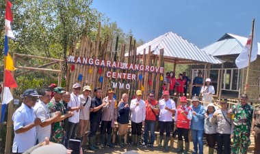 Waka-Polres-Manggarai-dan-Kapolsek-Reo-Hadiri-Launching-Manggarai-Mangrove-Center-dan-Penanaman-Massal-Mangrove-di-Lokasi-Wisata-Nanga-Banda-Reo