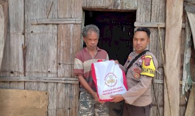 Bhabinkamtibmas-Brigpol-Bonaventura-Laba-Salurkan-Bantuan-Sosial-Presiden-RI-dan-Sosialisasi-Pencegahan-TPPO-di-Kecamatan-Cibal-Barat