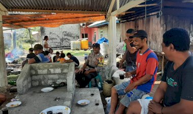 Waspada-TPPO-:-Bripka-Stanislaus-K.-Tandi-Lakukan-Giat-Patroli-Dialogis-di-Reok-Barat,-Manggarai