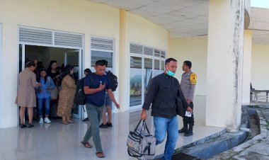 Pospol-KP3-Udara-Frans-Sales-Lega-Amankan-Pesawat-Penumpang-di-Bandara-Ruteng