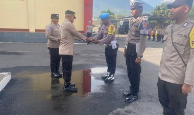 Wakapolres-Manggarai-Serahkan-Buku-Petunjuk-Polisi-RW-untuk-Perkuat-Harkamtibmas