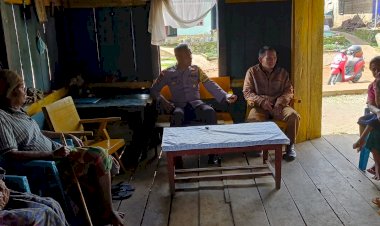 Bhabinkamtibmas-dan-Lurah-Satar-Tacik-Galakkan-Patroli-Kamtibmas-serta-Sosialisasi-Pencegahan-Tindak-Pidana-Perdagangan-Orang,-Karkutla,-HPR,-dan-Kenakalan-Remaja