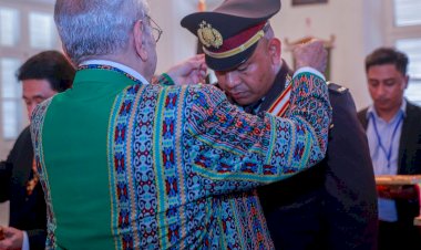 Anggota-Polri-Ipda-Fridus-Bere-Terima-Penghargaan-Medali-Kehormatan-dari-Presiden-Timor-Leste.