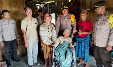 Kasat-Binmas-Polres-Manggarai-Berikan-Bantuan-Kepada-Warga-Kurang-Mampu