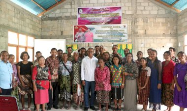 Kapolda-NTT-dan-Ketua-Bhayangkari-Daerah-Salurkan-Bantuan-Sosial-Sembako-di-GMIT-Imanuel-Noetoko.