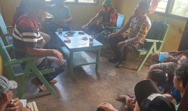 Sinergitas-Bhabinkamtibmas-dan-Babinsa-Kecamatan-Ruteng-dalam-Pencegahan-TPPO-dan-Himbauan-Kamtibmas-di-Desa-Bea-Kakor