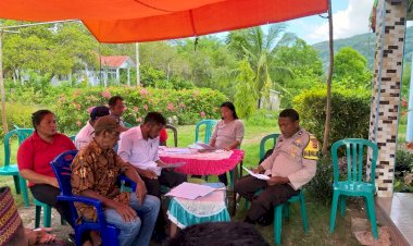 AIPDA-Yustianus-Gorang,-Bhabin-Kamtibmas-Kecamatan-Reok,-Kabupaten-Manggarai,-Berikan-Edukasi-dan-Himbauan-pada-Desa-Tangguh-Bencana