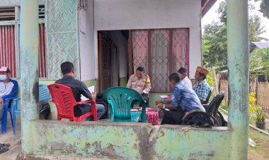 Bhabinkamtibmas-Aipda-Yustianus-Gorang-Sampaikan-Pesan-Kamtibmas-dan-Edukasi-dalam-Musyawarah-Dusun