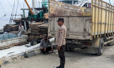 Pengamanan-Aktifitas-Bongkar-Muat-di-Pelabuhan-Laut-Kelas-II-Reo-oleh-KP3-Laut-Reo.