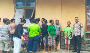 Bripka-Albertus-Rahmat-Pantau-Pembagian-Sembako-dan-sosialisasikan-cegah-TPPO-serta-himbauan-Pemilu-Damai-di-Kantor-Camat-Cibal