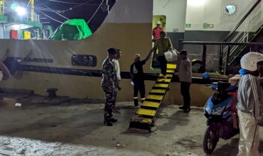 KP3-Laut-Lakukan-Pengamanan-Kapal-Penumpang-di-Pelabuhan-Laut-Reo