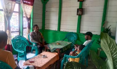 Petugas-Bhabinkamtibmas-AIPDA-Maximus-Setu-laksanakan-sambang-dan-patroli-di-Kampung-Curu,-Kelurahan-Karot.