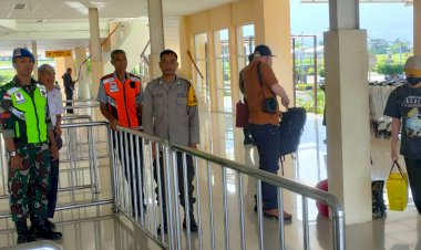 Pos-Pengamanan-Operasi-Lilin-Turangga-2023-di-Bandara-Frans-Sales-Lega-Lakukan-Pengamanan-Pesawat-Penumpang-dengan-Cermat