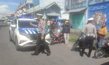 Patroli-KRYD,-PAMTURLALIN,-dan-Himbauan-KAMSELTIBCAR-Lantas-Menjelang-Tahun-Baru-2024-di-Kota-Ruteng