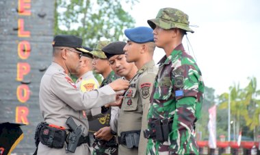 *Kapolri-Beri-Penghargaan-Pin-Emas-Kepada-Prajurit-TNI-dan-Anggota-Polri-yang-tergabung-dalam-Satgas-Operasi-Damai-Cartenz-2023*
