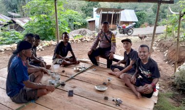 Bhabinkamtibmas-Sosialisasikan-Pencegahan-TPPO,-Bencana-Alam,-dan-Himbauan-Pemilu-Damai-di-Desa-Benteng-Tubi