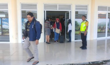 KP3-Udara-Frans-Sales-Lega-Amankan-Pesawat-WINGS-AIR-ATR-72---600-di-Bandar-Udara-Ruteng