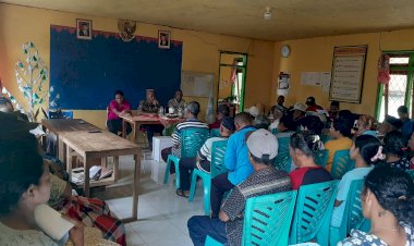 Hadiri-Penyaluran-Bantuan-PKH-dan-Sembako-di-Desa-To,e,-Kecamatan-Reok-Barat,-Kabupaten-Manggarai,-Bhabinkamtibmas-Himbau-warga-jaga-situasi-kamtibmas.