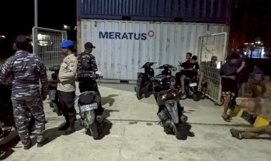 Petugas-Pos-Pelayanan-Natal-2023-dan-Tahun-Baru-2024-Lakukan-Patroli-Cegah-Pelanggaran-di-Pelabuhan-Reo