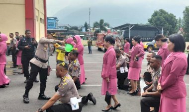 Tradisi-Siraman-Mewarnai-Upacara-Korps-Raport-dan-Kenaikan-Pangkat-Polri-di-Polres-Manggarai