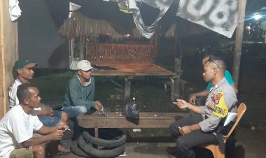 Bripka-STANISLAUS-K.-TANDI,-Babinkamtibmas-Kec.-Reok-Barat,-Kabupaten-Manggarai,-Melaksanakan-Patroli-Malam-Jelang-Tahun-Baru