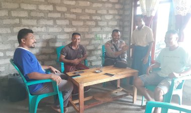 Bripka-Stanislaus-K.-Tandi-Beri-Himbauan-Kamtibmas-dalam-Kegiatan-Sambang-dan-Diskusi-di-Kampung-Tagol,-Ds.-Loce,-Kec.-Reok-Barat