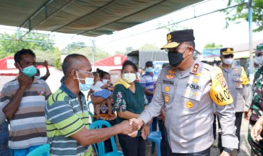 Kapolda-NTT-bersama-Danrem-161-dan-Danlanud-Eltari-Kupang-Berikan-Dukungan-Langsung-ke-Korban-Erupsi-Gunung-Lewotobi.-