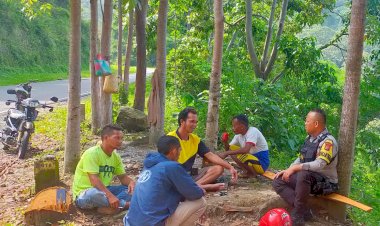BRIPKA-ALBERTUS-RAHMAT-Pantau-Situasi-Kamtibmas-di-Desa-Riung,-Kecamatan-Cibal,-Kabupaten-Manggarai