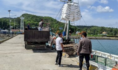 Pengamanan-Aktivitas-Bongkar-Muat-di-Pelabuhan-Laut-Kelas-II-Reo-Berlangsung-Lancar