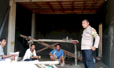 Bripka-Selestinus-Soro-Himbau-Masyarakat-Kecamatan-Wae-Ri,-Kabupaten-Manggarai-untuk-Tetap-Waspada-dan-Bijak-dalam-Pemilu-2024