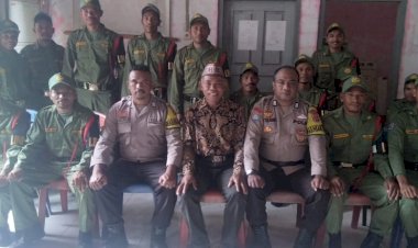 Bripka-Almodad-Ano-dan-Bripka-Theodorus-Angkat,-Bhabinkamtibmas-Kecamatan-Satar-Mese,-Berikan-Pembekalan-dan--Pelatihan-Linmas-di-Desa-Mocok