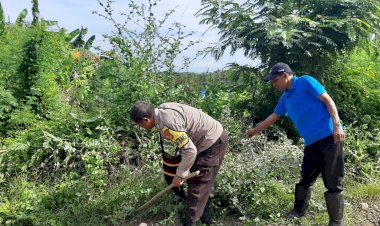 Bripka-Semris-Bell-Babinkamtibmas-Kec.-Reok-Barat-Kab.-Manggarai-Aktif-Terlibat-dalam-Giat-Kerja-Bakti-Bersama-Warga-Desa-Lemarang