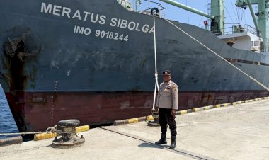 Pengamanan-Aktivitas-Bongkar-Muat-di-Pelabuhan-Laut-Kelas-II-Reo-Oleh-KP3-Laut-Reo