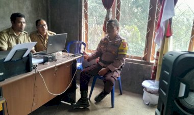 Himbauan-Kamtibmas-dan-Pemilu-Damai-:-Aipda-Kornelius-Jemarus,-Bhabinkamtibmas-di-Kecamatan-Rahong-Utara