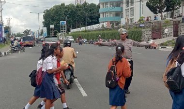 Satuan-Lalu-Lintas-Polres-Manggarai-Memastikan-Keselamatan-Pejalan-Kaki-dan-Pengguna-Jalan