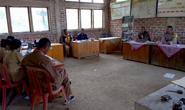 Bripka-THEODORUS-ANGKAT-Patroli-dan-Sambang-di-Desa-Lungar,-Kabupaten-Manggarai