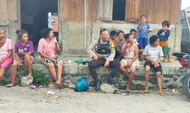 Bripka-Albertus-Rahmat-Melakukan-Patroli-Dialogis-untuk-Memantau-Situasi-Kamtibmas-di-Desa-Ladur,-Kecamatan-Cibal,-Kabupaten-Manggarai