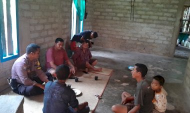 Bhabinkamtibmas-Sosialisasikan-Pencegahan-TPPO,-Bencana-Alam,-HPR,-Kenakalan-Remaja,-dan-Himbauan-Pemilu-Damai-2024-di-Kampung-Dimpong