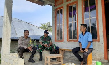 Sinergitas-TNI-Polri:-Patroli-Bersama-Bhabinkamtibmas-dan-Babinsa-di-Desa-Compang-Dari.