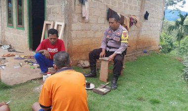 Harkamtibmas-dan-Himbauan-Preventif-dari-Aipda-Kornelius-Jemarus-di-Kampung-Redong,-Desa-Benteng-Tubi