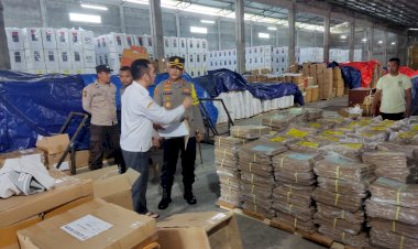 Pastikan-Kesiapan-Logistik-pemilu,-Kapolres-Manggarai-Cek-Langsung-Gudang-Logistik-KPU-Kabupaten-Manggarai.