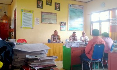 BRIPTU-CHARLES-DARWIN-Berikan-Himbauan-Kamtibmas-dalam-Kegiatan-Patroli-Dialogis-di-SMPK-ST.-Stefanus-Ketang