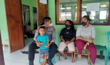 Tim-Trauma-Healing-Ditsamapta-Polda-NTT-Bantu-Korban-Erupsi-Gunung-Lewotobi-Laki-laki-di-Kabupaten-Flotim.-