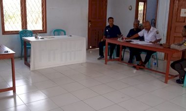 Bhabinkamtibmas-Briptu-Richard-Mandiri-Himbau-Warga-di-Desa-Cambir-Leca-Menjelang-Pemilu-2024