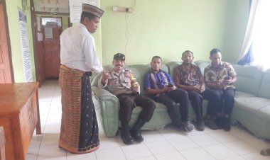 Bripka-Stanislaus-K.-Tandi-Ajak-Guru-SMPN-2-Reok-Diskusi-tentang-Kamtibmas-dan-Pemilu-Damai