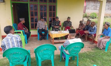 Bhabinkamtibmas-Diskusi-dan-Edukasi-Kamtibmas-Jelang-Pemilu-di-Desa-Nao,-Satar-Mese-Utara