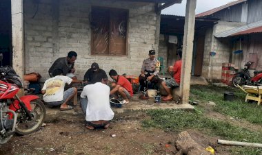 Bripka-Stanislaus-K.-Tandi,-Bhabinkamtibmas-Kecamatan-Reok-Barat,-Ajak-Warga-Sambi-Jaga-Kamtibmas-dan-Waspada-Bencana-Alam