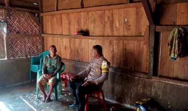 Brigpol-Agustinus-Yatarten-Melaksanakan-Giat-Patroli-Dan-Himbau-Kamtibmas-Di-Desa-Compang-Cibal