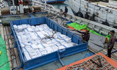 Pengamanan-Aktivitas-Bongkar-Muat-di-Pelabuhan-Laut-Kelas-II-Reo-Berjalan-Lancar